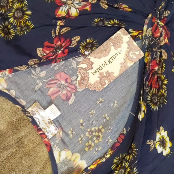 NWT - BOG Floral crop top - Picture 2 of 3